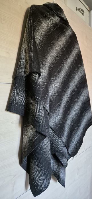 Poncho femei, marime L/XL, stofa in carouri