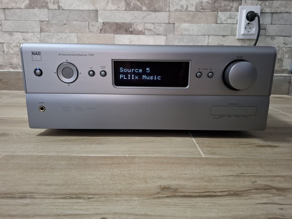 Amplituner  NAD -T 737