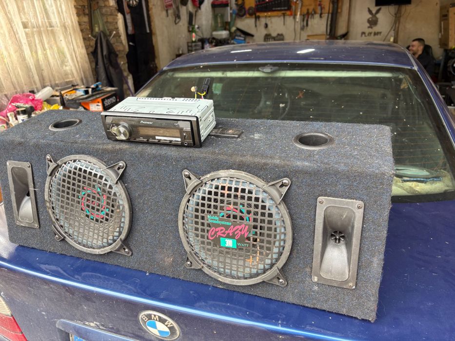 Продавам бас каса с радио Pioneer