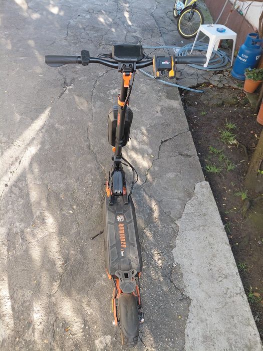 Vând trotineta foarte puțin folosita