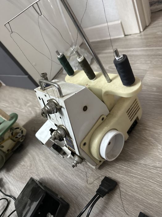 Оверлок трехниточный