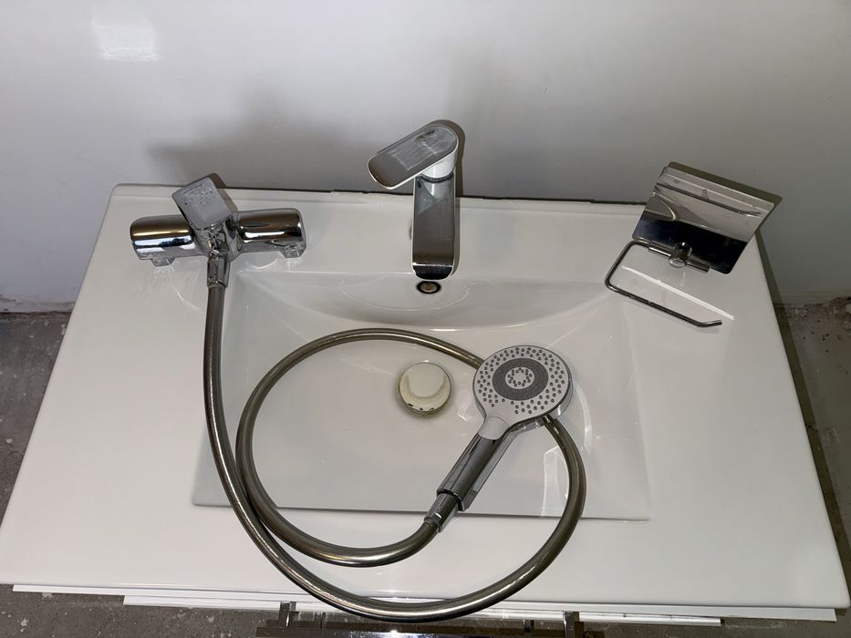 Vand vas toaleta cu rezervor , mobilier baie cu chiuveta si baterie