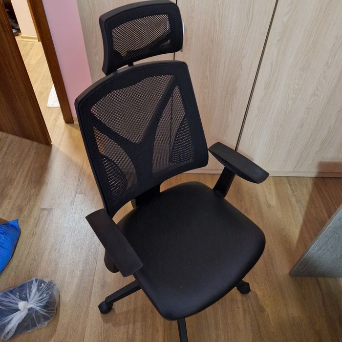 Продавам бюро, офис стол и шкаф комплект