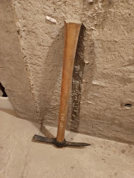 Инструменти използвани,чукове,бензинова лампа нова.