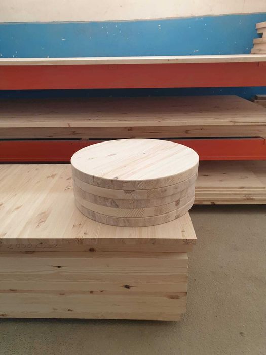 Producem blaturi din lemn masiv de pin cu grosimi diferite.