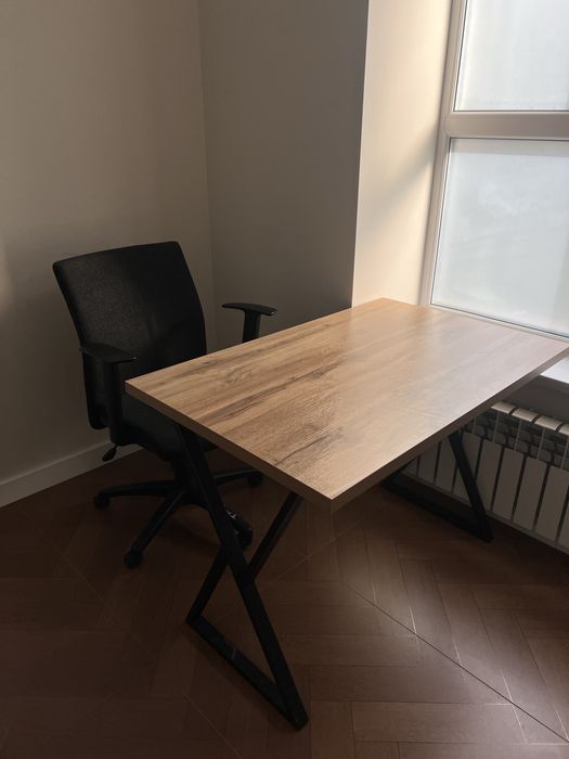 Срочно продается офисные столы и стулья