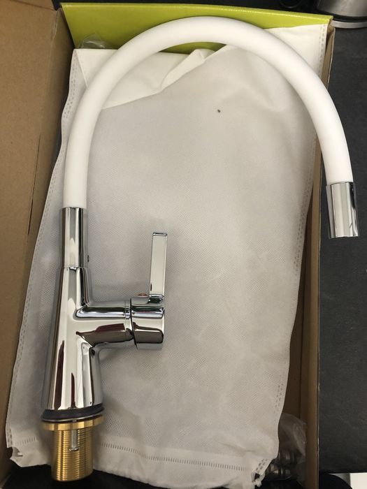 Кухненски смесител Fala с гъвкава лебедка- бял