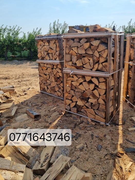 Lemne de foc tăiate și sparte la palet