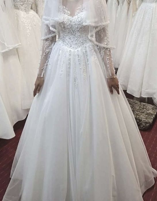Vând rochie de mireasă făcută pe comanda