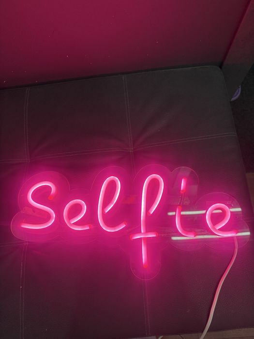 неоновая вывеска “selfie”