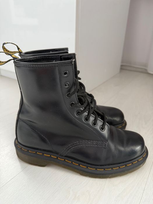 Боти Dr. Martens; официални обувки Kate Gray;