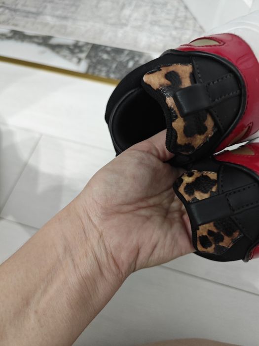 Продам кроссовки Guess