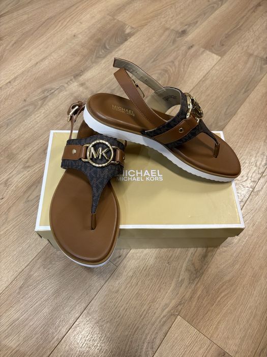 НОВИ сандали Michael Kors