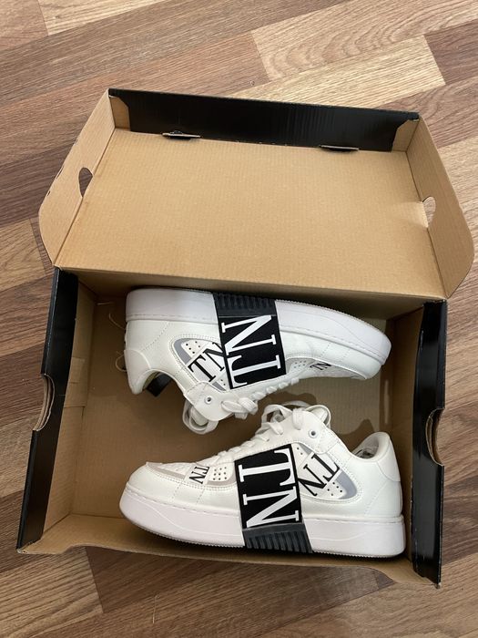 Продам Кроссовки Valentino. унисекс.