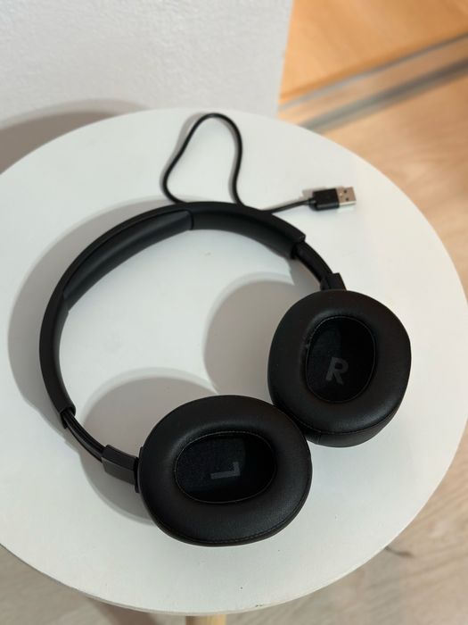 JBL TUNE 760NC aproape noi