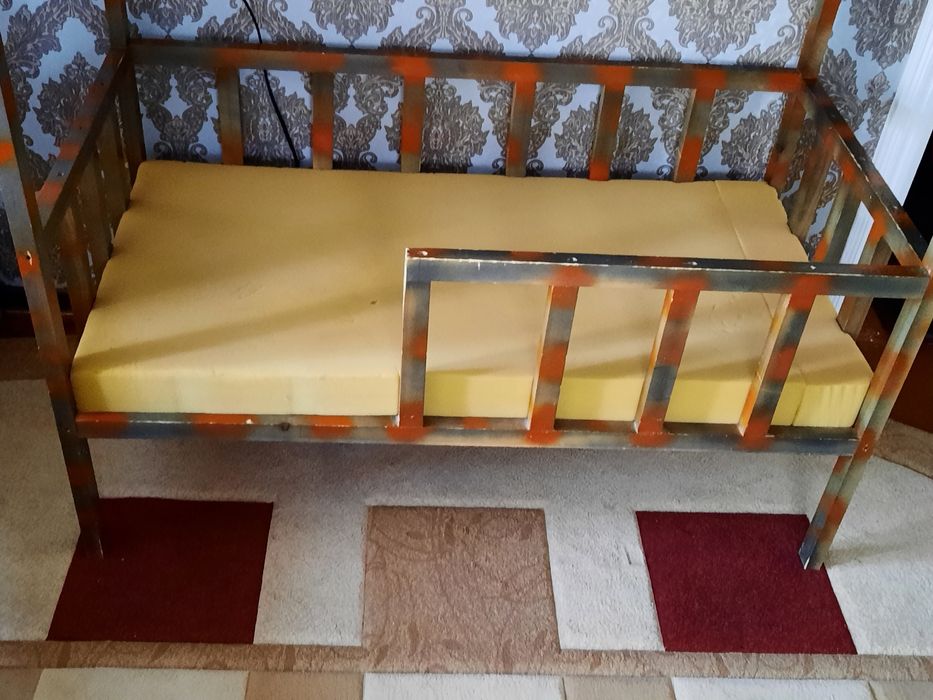 Детские кроват Домик. Срочно очень дёшево чистое как новый.