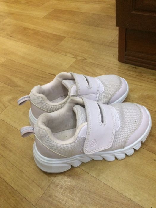 Детская обувь разная.