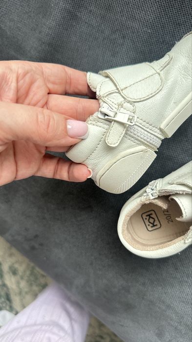 Корев и Колев бебешки буйки прохождане обувки естествена кожа бели