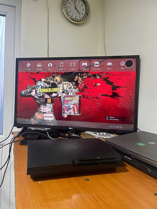 Vând PlayStation 3 Slim, model CECH-3004B.