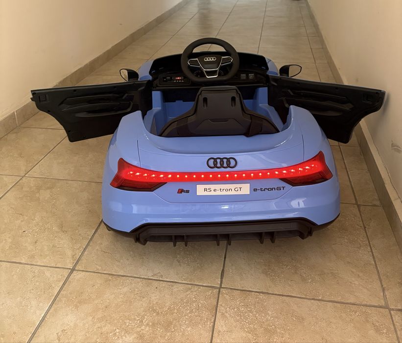 Акумулаторна кола Audi RS e-tron синя
