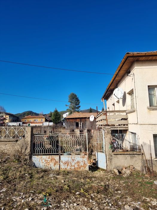 Продава се къща(на калкан) с плевня и 300 кв.м двор