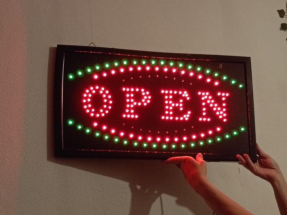 Вывеска Open, открыто