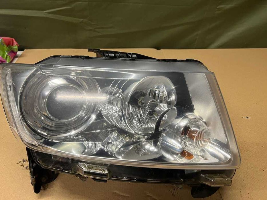 Far stanga dreapta cu lupa Jeep Compass 2012