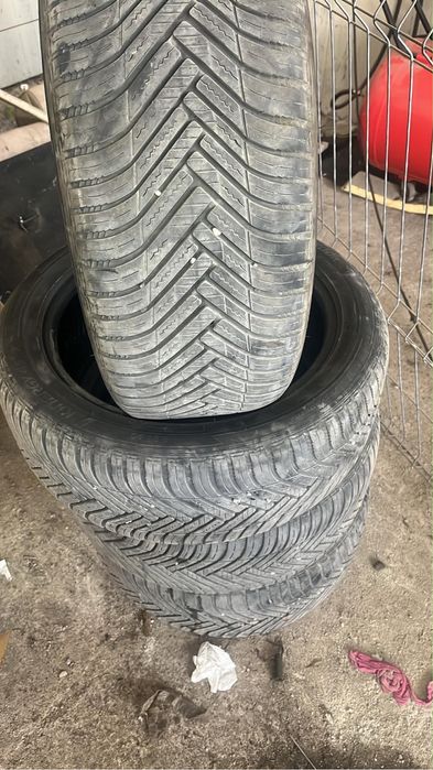 Vând set complet de 4 anvelope având dimensiunea 225/50 R18, fabricate în anul 2023