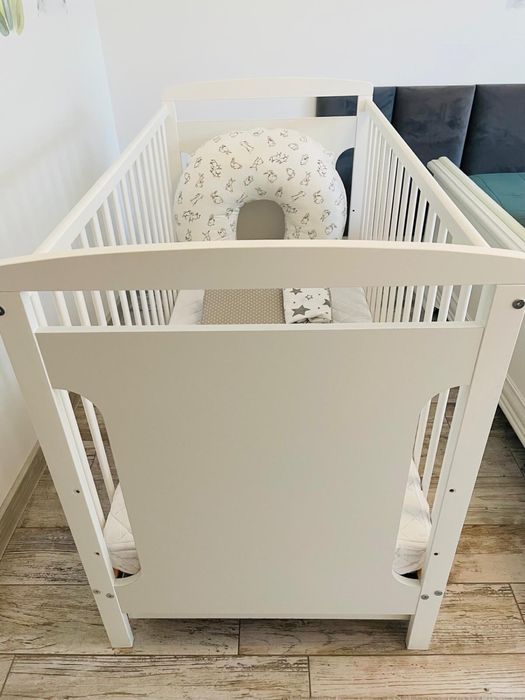 Vând pătuț alb din lemn, cu sertar de depozitare și saltea cocos 120x60 cm, în stare bună