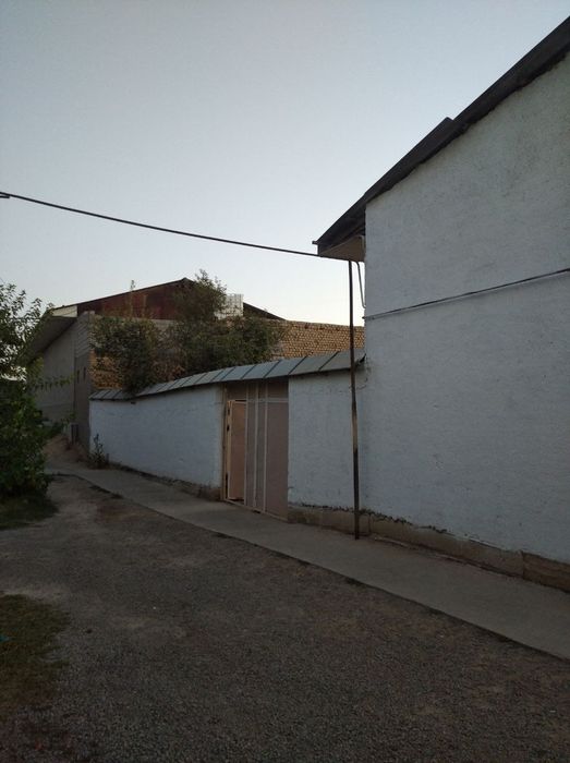 Uchastka sotiladi yer narxida Bek baraka bozori orqasida 100-150 metr