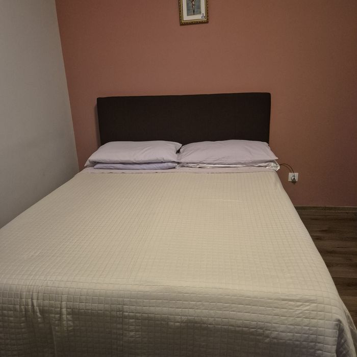 Vând pat matrimonial tapițat,  cu saltea ,somiera-lada de depozitare.