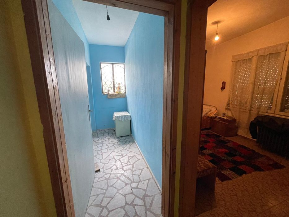 Двуетажна къща с таван и гараж в гр.Меричлери