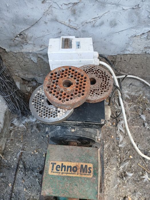 Vînd granulator furaje