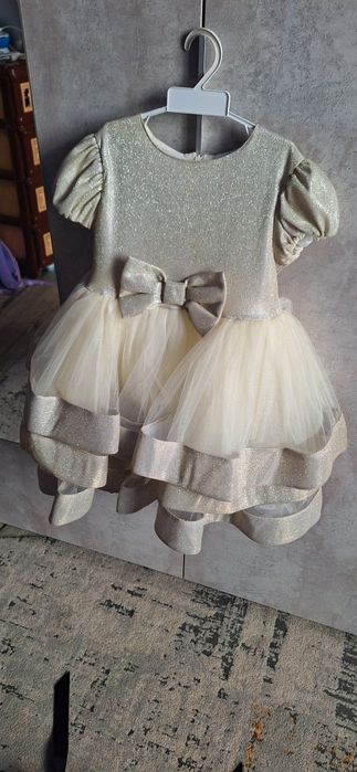 Продам платья на девочку в отличном состоянии