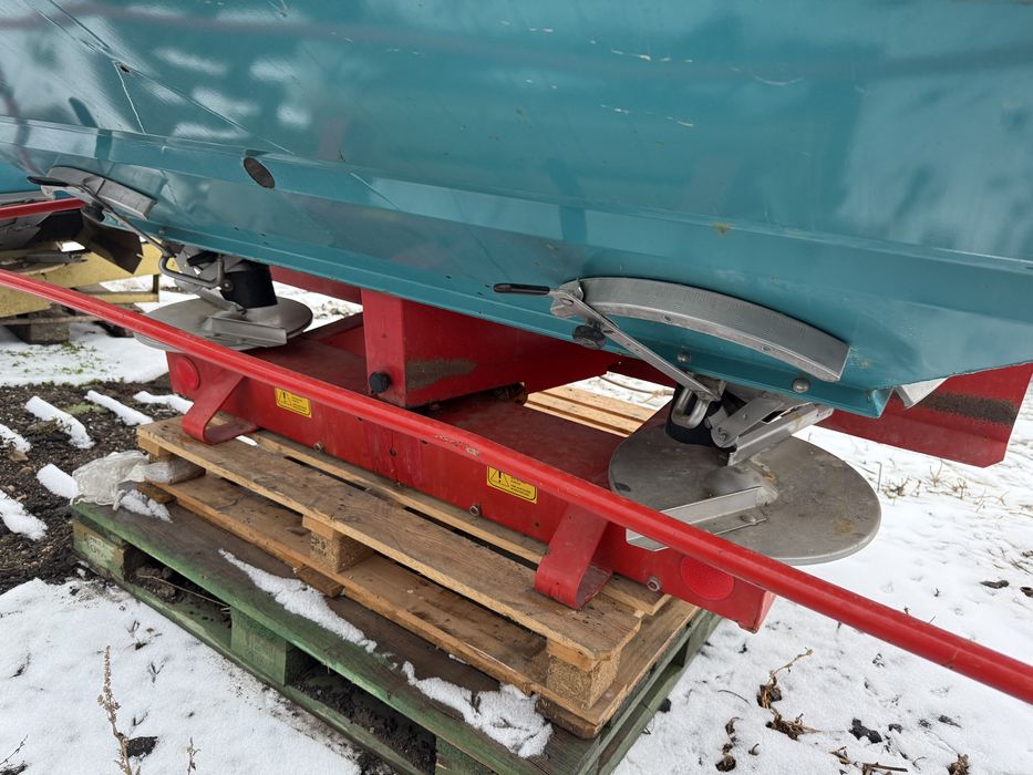 Distribuitor ingrasaminte/ Mig azot / Meau chimicale  Sulky DPX 1205