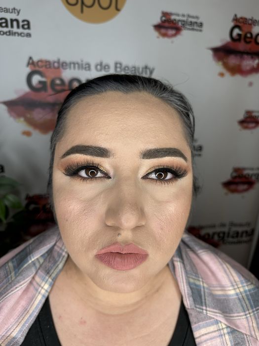 Make up artist ofer servicii de make up  prosesional PREMIUM