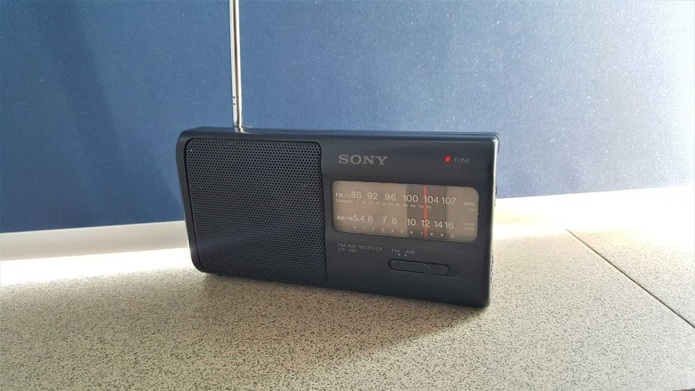 AM/FM přenosné rádio SONY ICF-380, 90. léta