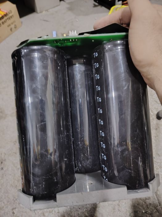 CD272X конденцатор электролитический 
350v12000uF 
+85oC 3
CD272X 
350