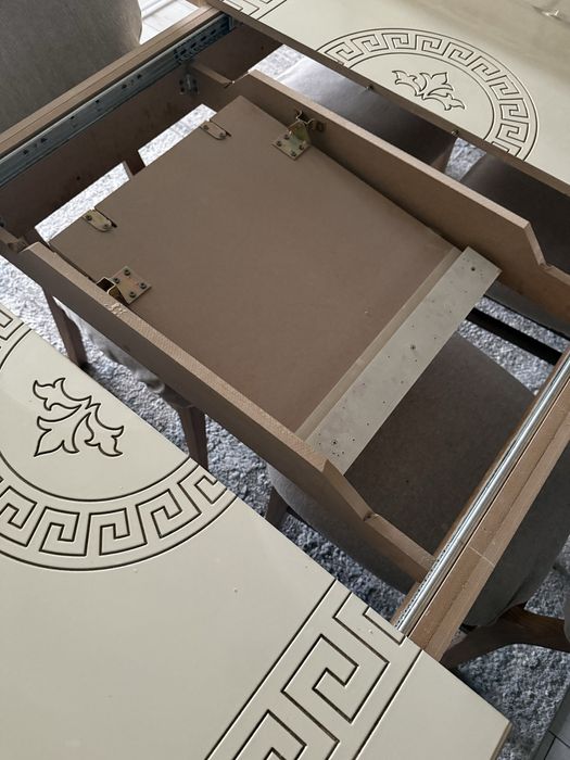 Стол в гостевой или на кухню