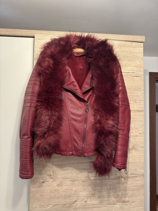 Geaca din piele rosie cu blana