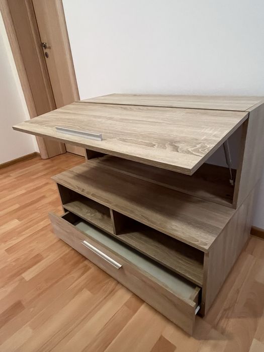 Comoda Tv și un corp suspendat