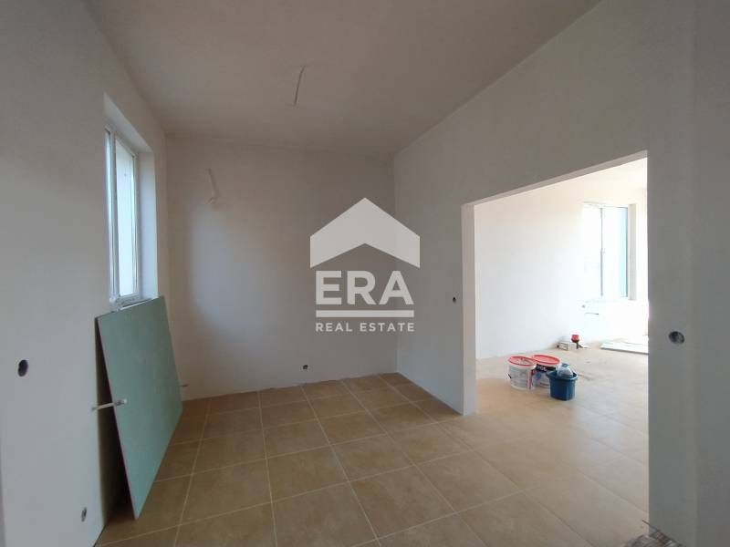 Двуетажна, завършена до ключ къща за продажба, в нов затворен тип комп