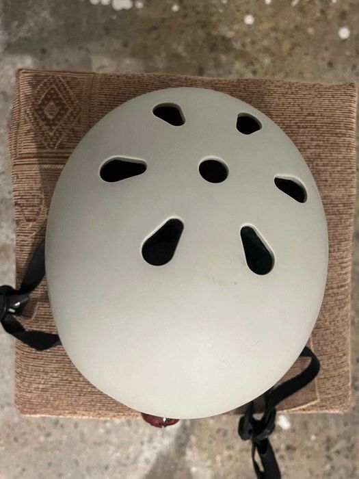 Scoot and Ride Casca de protectie cu LED si sistem de reglare magnetic