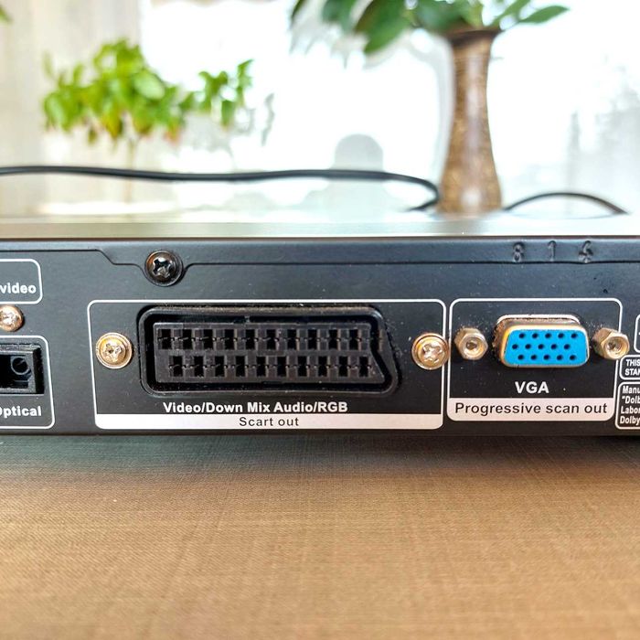 Продава DVD player Elite с дистанционно и комплект кабели