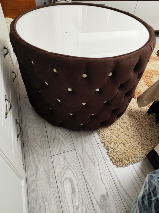 Masa rotunda tapițată pentru living