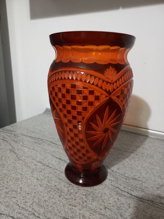 Vaza din rubin autentic. Inaltimea  40 cm. Noua
Inaltimea 40 cm
Deschidere 10 cm
Vaza este noua, fiind pastrata la cutie si nu a fost folosita nicioda