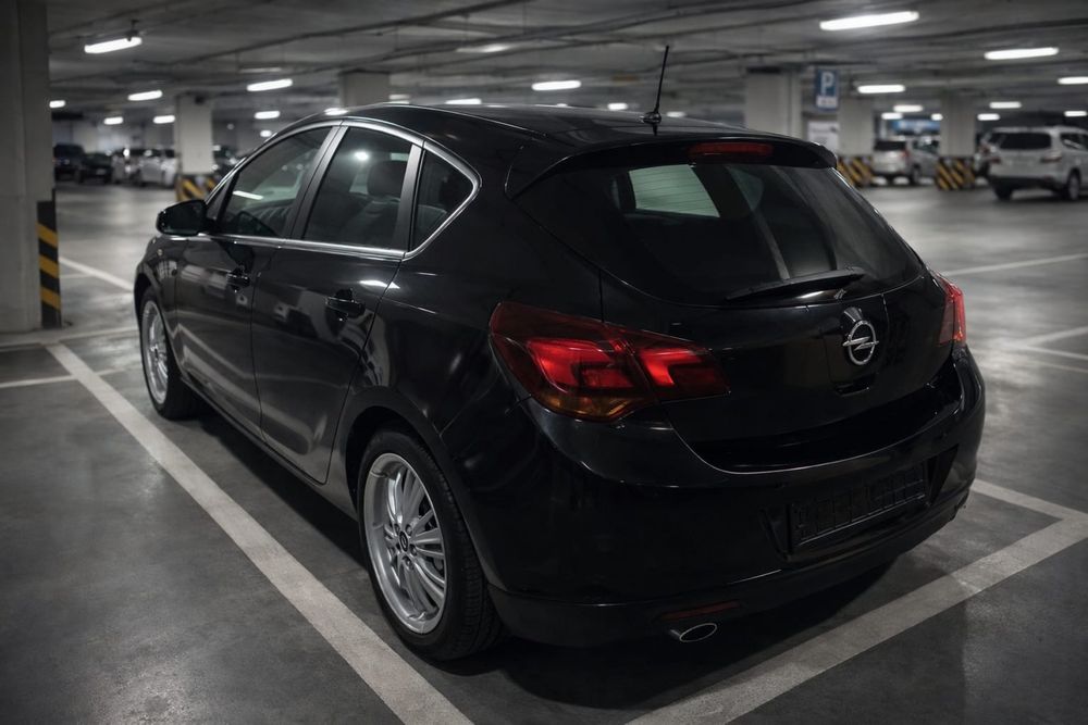 Opel Astra J 2.0 Diesel *2011* 188.000km / volanta + distributie Noi