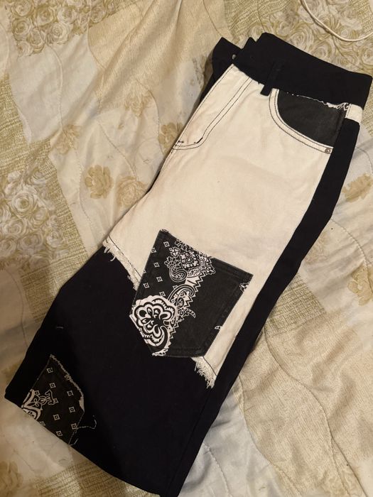 Черни дънки с много инетересна шарка,удобни са,нови,неносени