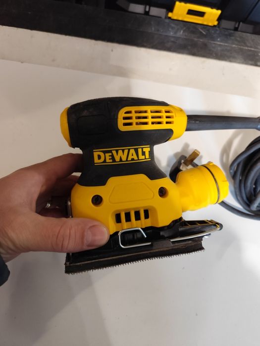 Коледна цена виброшлайф Девалт DeWALT DWE6411