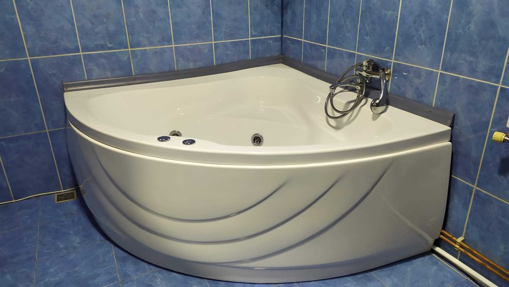 VAND CADA BAIE cu hidromasaj in perfecta stare  (140 x 140 x 60cm.)